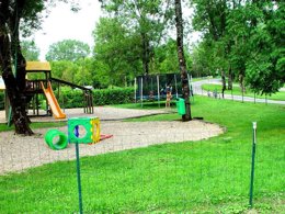 Camping Pas Cher vous présente avec son site Officiel campingpascher.fr, le Camping Flower Les 3 Ours classé 3 étoiles, situé sur la commune de Montbarrey dans le département Jura (Franche Comté) en France. Le camping Flower Les 3 Ours, vous présente un hébergement de type mobil-home de 29 m². Le camping Flower Les 3 Ours vous propose du sam. 05 septembre au sam. 12 septembre 2026 pour 7 nuits à 406€. Cette location propose 106 dates différentes pour réserver votre séjour. Découvrez également les 6 autres gammes d'hébergements du camping. Les Avis clients pour le Camping Flower Les 3 Ours sont excellents avec une note moyenne de 8 sur 10. Rivière, Piscine extérieure, Animation enfants, Aire de jeux enfants, Canoë-kayak, Cyclisme, Ping-pong, Pétanque, Randonnée, Trampoline,... En savoir plus : cliquez-ICI.