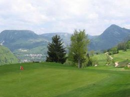 Camping Pas Cher vous présente avec son site Officiel campingpascher.fr, le Camping Flower Les 3 Ours classé 3 étoiles, situé sur la commune de Montbarrey dans le département Jura (Franche Comté) en France. Le camping Flower Les 3 Ours, vous présente un hébergement de type tente de 37 m². Le camping Flower Les 3 Ours vous propose du sam. 29 août au sam. 05 septembre 2026 pour 7 nuits à 280€. Cette location propose 65 dates différentes pour réserver votre séjour. Découvrez également les 6 autres gammes d'hébergements du camping. Les Avis clients pour le Camping Flower Les 3 Ours sont excellents avec une note moyenne de 8 sur 10. Rivière, Piscine extérieure, Animation enfants, Aire de jeux enfants, Canoë-kayak, Cyclisme, Ping-pong, Pétanque, Randonnée, Trampoline,... En savoir plus : cliquez-ICI.