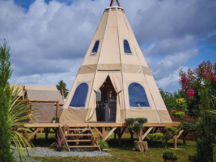 Camping Pas Cher vous présente avec son site Officiel campingpascher.fr, le Camping Domaine Du Collet classé 4 étoiles, situé sur la commune de Les Moutiers En Retz dans le département Loire-atlantique (Pays De La Loire) en France. Le camping Domaine Du Collet, vous présente un hébergement de type hébergement insolite de 27 m² pour 4 personnes. Le camping Domaine Du Collet vous propose du lundi 08 juin au lundi 15 juin 2026 pour 7 nuits à 595€. Cette location propose 74 dates différentes pour réserver votre séjour. Découvrez également les 14 autres gammes d'hébergements du camping. Les Avis clients pour le Camping Domaine Du Collet sont de 7 sur 10. Mer, Parc aquatique, Piscine couverte, Piscine extérieure, Animations familiales, Club enfants, Aire de jeux enfants, Baby-foot, Centre équestre, Court de tennis, Cyclisme, Ping-pong, Pétanque, Salle de fitness, Terrain de football, Terrain de volley-ball, Bar, Dépôt de pain, Plats à emporter, Supermarché, Épicerie,... En savoir plus : cliquez-ICI.