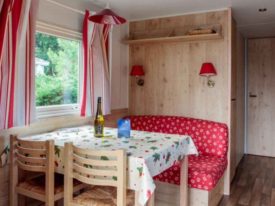 Camping Pas Cher vous présente avec son site Officiel campingpascher.fr, le Camping Domaine Du Collet classé 4 étoiles, situé sur la commune de Les Moutiers En Retz dans le département Loire-atlantique (Pays De La Loire) en France. Le camping Domaine Du Collet, vous présente un hébergement de type hébergement insolite de 23 m² pour 4 personnes et télévision. Le camping Domaine Du Collet vous propose du dimanche 14 juin au dimanche 21 juin 2026 pour 7 nuits à 560€. Cette location propose 68 dates différentes pour réserver votre séjour. Découvrez également les 14 autres gammes d'hébergements du camping. Les Avis clients pour le Camping Domaine Du Collet sont de 7 sur 10. Mer, Parc aquatique, Piscine couverte, Piscine extérieure, Animations familiales, Club enfants, Aire de jeux enfants, Baby-foot, Centre équestre, Court de tennis, Cyclisme, Ping-pong, Pétanque, Salle de fitness, Terrain de football, Terrain de volley-ball, Bar, Dépôt de pain, Plats à emporter, Supermarché, Épicerie,... En savoir plus : cliquez-ICI.