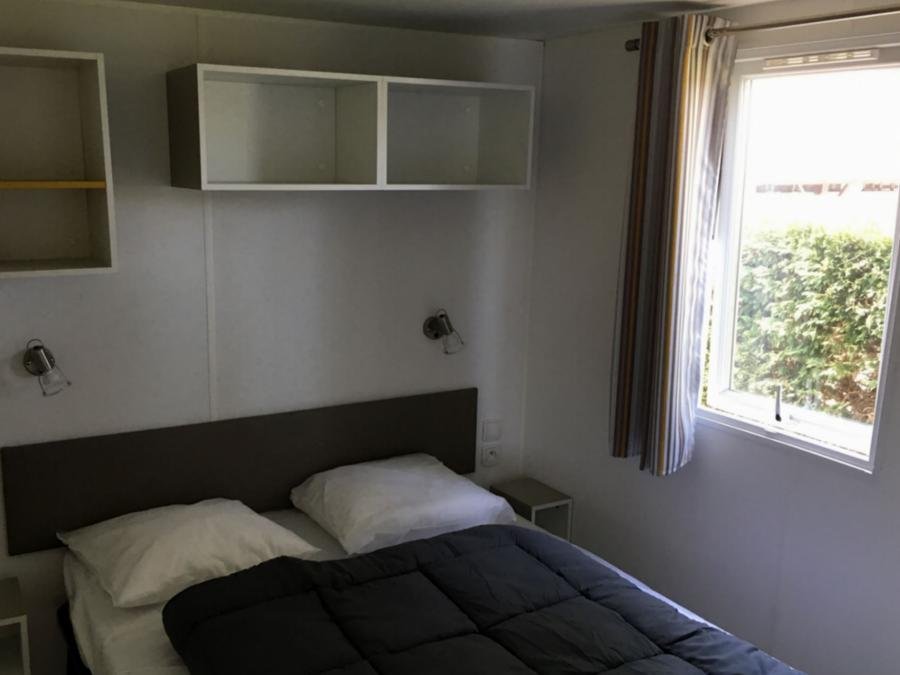 Camping Pas Cher vous présente avec son site Officiel campingpascher.fr, le Camping Domaine Du Collet classé 4 étoiles, situé sur la commune de Les Moutiers En Retz dans le département Loire-atlantique (Pays De La Loire) en France. Le camping Domaine Du Collet, vous présente un hébergement de type mobil-home de 23 m² pour 2 personnes et télévision. Le camping Domaine Du Collet vous propose du sam. 11 juillet au sam. 18 juillet 2026 pour 7 nuits à 700€. Cette location propose 81 dates différentes pour réserver votre séjour. Découvrez également les 5 autres gammes d'hébergements du camping. Les Avis clients pour le Camping Domaine Du Collet sont de 7 sur 10. Mer, Parc aquatique, Piscine couverte, Piscine extérieure, Animations familiales, Club enfants, Aire de jeux enfants, Baby-foot, Centre équestre, Court de tennis, Cyclisme, Ping-pong, Pétanque, Salle de fitness, Terrain de football, Terrain de volley-ball, Bar, Dépôt de pain, Plats à emporter, Supermarché, Épicerie,... En savoir plus : cliquez-ICI.