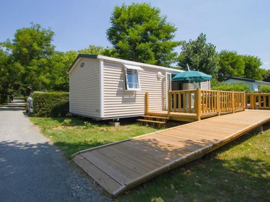 Camping Pas Cher vous présente avec son site Officiel campingpascher.fr, le Camping Domaine Du Collet classé 4 étoiles, situé sur la commune de Les Moutiers En Retz dans le département Loire-atlantique (Pays De La Loire) en France. Le camping Domaine Du Collet, vous présente un hébergement de type mobil-home de 29 m² pour 4 personnes et télévision. Le camping Domaine Du Collet vous propose du lundi 08 juin au lundi 15 juin 2026 pour 7 nuits à 630€. Cette location propose 66 dates différentes pour réserver votre séjour. Découvrez également les 14 autres gammes d'hébergements du camping. Les Avis clients pour le Camping Domaine Du Collet sont de 7 sur 10. Mer, Parc aquatique, Piscine couverte, Piscine extérieure, Animations familiales, Club enfants, Aire de jeux enfants, Baby-foot, Centre équestre, Court de tennis, Cyclisme, Ping-pong, Pétanque, Salle de fitness, Terrain de football, Terrain de volley-ball, Bar, Dépôt de pain, Plats à emporter, Supermarché, Épicerie,... En savoir plus : cliquez-ICI.