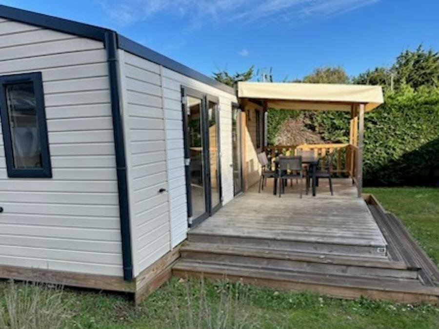 Camping Pas Cher vous présente avec son site Officiel campingpascher.fr, le Camping Domaine Du Collet classé 4 étoiles, situé sur la commune de Les Moutiers En Retz dans le département Loire-atlantique (Pays De La Loire) en France. Le camping Domaine Du Collet vous propose un hébergement de type mobil-home pour 6 personnes. L'établissement vous propose 14 autres types d'hébergements. Découvrez tous nos séjours à petits prix dans la commune et aux alentours de Les Moutiers En Retz du département : Loire-atlantique (Pays De La Loire). Les Avis clients pour le Camping Domaine Du Collet sont de 7 sur 10. Mer, Parc aquatique, Piscine couverte, Piscine extérieure, Animations familiales, Club enfants, Aire de jeux enfants, Baby-foot, Centre équestre, Court de tennis, Cyclisme, Ping-pong, Pétanque, Salle de fitness, Terrain de football, Terrain de volley-ball, Bar, Dépôt de pain, Plats à emporter, Supermarché, Épicerie,... En savoir plus : cliquez-ICI.