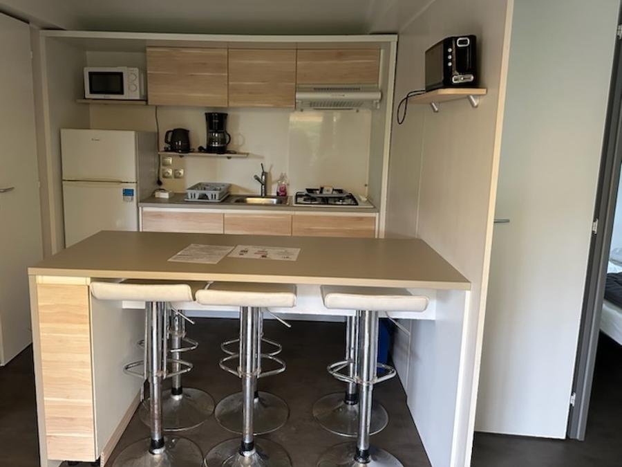 Camping Pas Cher vous présente avec son site Officiel campingpascher.fr, le Camping Domaine Du Collet classé 4 étoiles, situé sur la commune de Les Moutiers En Retz dans le département Loire-atlantique (Pays De La Loire) en France. Le camping Domaine Du Collet vous propose un hébergement de type mobil-home pour 6 personnes. L'établissement vous propose 14 autres types d'hébergements. Découvrez tous nos séjours à petits prix dans la commune et aux alentours de Les Moutiers En Retz du département : Loire-atlantique (Pays De La Loire). Les Avis clients pour le Camping Domaine Du Collet sont de 7 sur 10. Mer, Parc aquatique, Piscine couverte, Piscine extérieure, Animations familiales, Club enfants, Aire de jeux enfants, Baby-foot, Centre équestre, Court de tennis, Cyclisme, Ping-pong, Pétanque, Salle de fitness, Terrain de football, Terrain de volley-ball, Bar, Dépôt de pain, Plats à emporter, Supermarché, Épicerie,... En savoir plus : cliquez-ICI.