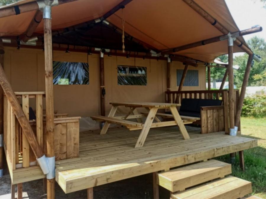 Camping Pas Cher vous présente avec son site Officiel campingpascher.fr, le Camping Domaine Du Collet classé 4 étoiles, situé sur la commune de Les Moutiers En Retz dans le département Loire-atlantique (Pays De La Loire) en France. Le camping Domaine Du Collet vous propose un hébergement de type tente en toile et bois de 49 m² pour 1 personne. L'établissement vous propose 14 autres types d'hébergements. Découvrez tous nos séjours à petits prix dans la commune et aux alentours de Les Moutiers En Retz du département : Loire-atlantique (Pays De La Loire). Les Avis clients pour le Camping Domaine Du Collet sont de 7 sur 10. Mer, Parc aquatique, Piscine couverte, Piscine extérieure, Animations familiales, Club enfants, Aire de jeux enfants, Baby-foot, Centre équestre, Court de tennis, Cyclisme, Ping-pong, Pétanque, Salle de fitness, Terrain de football, Terrain de volley-ball, Bar, Dépôt de pain, Plats à emporter, Supermarché, Épicerie,... En savoir plus : cliquez-ICI.