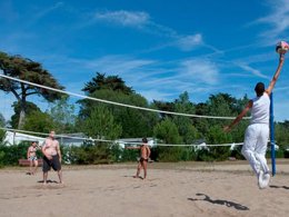 Camping Pas Cher vous présente avec son site Officiel campingpascher.fr, le Camping Domaine Du Collet classé 4 étoiles, situé sur la commune de Les Moutiers En Retz dans le département Loire-atlantique (Pays De La Loire) en France. Le camping Domaine Du Collet, vous présente un hébergement de type hébergement insolite de 27 m² pour 4 personnes. Le camping Domaine Du Collet vous propose du vendredi 26 juin au vendredi 03 juillet 2026, en promotion à -20% pour 7 nuits à 476 € au lieu de 595,0 € soit une Économie de 119 €. Cette location propose 125 dates différentes pour réserver votre séjour. Découvrez également les 14 autres gammes d'hébergements du camping. Les Avis clients pour le Camping Domaine Du Collet sont de 7 sur 10. Mer, Parc aquatique, Piscine couverte, Piscine extérieure, Animations familiales, Club enfants, Aire de jeux enfants, Baby-foot, Centre équestre, Court de tennis, Cyclisme, Ping-pong, Pétanque, Salle de fitness, Terrain de football, Terrain de volley-ball, Bar, Dépôt de pain, Plats à emporter, Supermarché, Épicerie,... En savoir plus : cliquez-ICI.