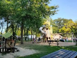 Camping Pas Cher vous présente avec son site Officiel campingpascher.fr, le Camping Les Rives De Grand Lieu classé 3 étoiles, situé sur la commune de Saint Philbert De Grand Lieu dans le département Loire-atlantique (Pays De La Loire) en France. Le camping Les Rives De Grand Lieu vous propose un hébergement de type mobil-home (télévision). L'établissement vous propose 14 autres types d'hébergements. Découvrez tous nos séjours à petits prix dans la commune et aux alentours de Saint Philbert De Grand Lieu du département : Loire-atlantique (Pays De La Loire). Lac, Aire de jeux enfants, Ping-pong, Snack/Bar,... En savoir plus : cliquez-ICI.