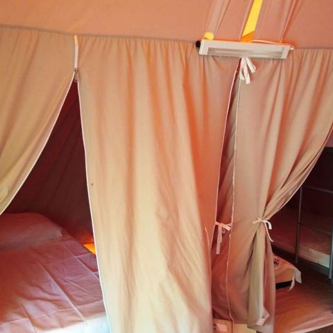 Cliquez pour découvrir toutes les photos de l'HÉBERGEMENT ! tente toile et bois - De La Motte photo 3