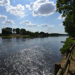 Camping Pas Cher vous présente avec son site Officiel campingpascher.fr, le Établissement De La Motte, situé sur la commune de Marcilly Sur Vienne dans le département Indre-et-loire (Centre) en France. L'établissement De La Motte vous propose un hébergement de type tente toile et bois de 20 m². L'établissement vous propose 4 autres types d'hébergements. Découvrez tous nos séjours à petits prix dans la commune et aux alentours de Marcilly Sur Vienne du département : Indre-et-loire (Centre).... En savoir plus : cliquez-ICI.