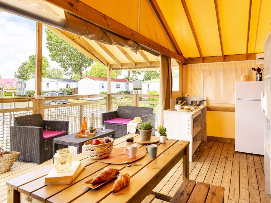 Camping Pas Cher vous présente avec son site Officiel campingpascher.fr, le Camping La Citadelle classé 4 étoiles, situé sur la commune de Loches dans le département Indre-et-loire (Centre Val De Loire) en France. Le camping La Citadelle vous propose un hébergement de type lodge de 32 m² pour 1 personne. L'établissement vous propose 7 autres types d'hébergements. Découvrez tous nos séjours à petits prix dans la commune et aux alentours de Loches du département : Indre-et-loire (Centre Val De Loire). Les Avis clients pour le Camping La Citadelle sont excellents avec une note moyenne de 8 sur 10. Piscine couverte, Animations familiales, Club enfants, Aire de jeux enfants, Golf, Ping-pong, Randonnée, Bar, Dépôt de pain, Plats à emporter, Restaurant, Snack/Bar, Supermarché, Épicerie,... En savoir plus : cliquez-ICI.
