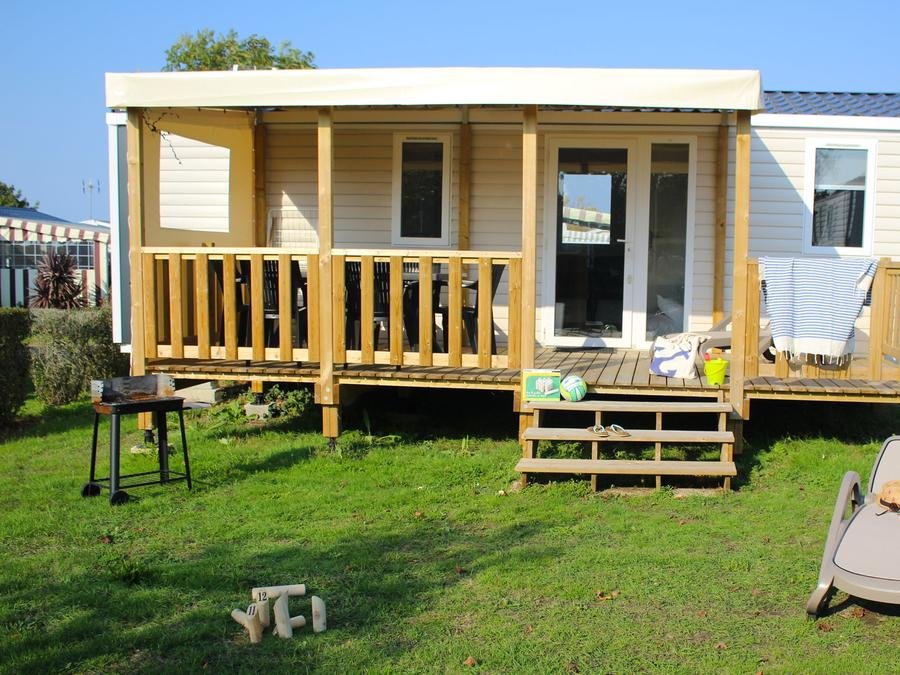 Camping Pas Cher vous présente avec son site Officiel campingpascher.fr, le Camping Mirabel La Renaudière classé 4 étoiles, situé sur la commune de La Plaine Sur Mer dans le département Loire-atlantique (Pays De La Loire) en France. Le camping Mirabel La Renaudière, vous présente un hébergement de type mobil-home de 27 m² et télévision. Le camping Mirabel La Renaudière vous propose du sam. 25 juillet au sam. 01 août 2026 pour 7 nuits à 1028€. Cette location propose 1 dates différentes pour réserver votre séjour. Découvrez également les 7 autres gammes d'hébergements du camping. Les Avis clients pour le Camping Mirabel La Renaudière sont excellents avec une note moyenne de 8 sur 10. Piscine couverte, Piscine extérieure, Animation enfants, Animations familiales, Club enfants, Aire de jeux enfants, Baby-foot, Centre équestre, Flipper, Ping-pong, Pétanque, Randonnée, Structure gonflable enfants, Terrain multisports, Bar, Dépôt de pain, Plats à emporter, Snack/Bar, Supermarché, Épicerie,... En savoir plus : cliquez-ICI.