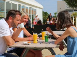 Camping Pas Cher vous présente avec son site Officiel campingpascher.fr, le Camping Mirabel La Renaudière classé 4 étoiles, situé sur la commune de La Plaine Sur Mer dans le département Loire-atlantique (Pays De La Loire) en France. Le camping Mirabel La Renaudière vous propose un hébergement de type mobil-home (télévision). L'établissement vous propose 11 autres types d'hébergements. Découvrez tous nos séjours à petits prix dans la commune et aux alentours de La Plaine Sur Mer du département : Loire-atlantique (Pays De La Loire). Les Avis clients pour le Camping Mirabel La Renaudière sont excellents avec une note moyenne de 8 sur 10. Piscine couverte, Piscine extérieure, Animation enfants, Animations familiales, Club enfants, Aire de jeux enfants, Baby-foot, Centre équestre, Flipper, Ping-pong, Pétanque, Randonnée, Structure gonflable enfants, Terrain multisports, Bar, Dépôt de pain, Plats à emporter, Snack/Bar, Supermarché, Épicerie,... En savoir plus : cliquez-ICI.