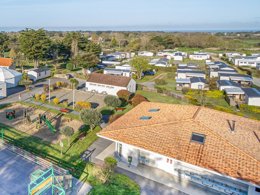 Camping Pas Cher vous présente avec son site Officiel campingpascher.fr, le Camping Mirabel La Renaudière classé 4 étoiles, situé sur la commune de La Plaine Sur Mer dans le département Loire-atlantique (Pays De La Loire) en France. Le camping Mirabel La Renaudière vous propose un hébergement de type mobil-home de 25 m² (télévision). L'établissement vous propose 8 autres types d'hébergements. Découvrez tous nos séjours à petits prix dans la commune et aux alentours de La Plaine Sur Mer du département : Loire-atlantique (Pays De La Loire). Les Avis clients pour le Camping Mirabel La Renaudière sont excellents avec une note moyenne de 8 sur 10. Piscine couverte, Piscine extérieure, Animation enfants, Animations familiales, Club enfants, Aire de jeux enfants, Baby-foot, Centre équestre, Flipper, Ping-pong, Pétanque, Randonnée, Structure gonflable enfants, Terrain multisports, Bar, Dépôt de pain, Plats à emporter, Snack/Bar, Supermarché, Épicerie,... En savoir plus : cliquez-ICI.