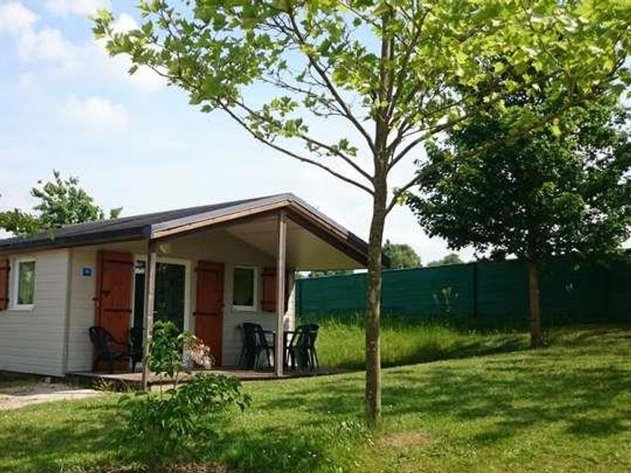 Camping Pas Cher vous présente avec son site Officiel campingpascher.fr, le Camping Les Coteaux Du Lac classé 4 étoiles, situé sur la commune de Chemille Sur Indrois dans le département Indre-et-loire (Centre Val De Loire) en France. Le camping Les Coteaux Du Lac, vous présente un hébergement de type chalet de 24 m² pour 2 personnes. Le camping Les Coteaux Du Lac vous propose du lundi 22 juin au lundi 29 juin 2026 pour 7 nuits à 628€. Cette location propose 37 dates différentes pour réserver votre séjour. Découvrez également les 4 autres gammes d'hébergements du camping. Les Avis clients pour le Camping Les Coteaux Du Lac sont excellents avec une note moyenne de 9 sur 10. Piscine chauffée, Piscine extérieure, Club enfants, Aire de jeux enfants, Canoë-kayak, Cyclisme, Ping-pong, Pédalo, Pétanque, Randonnée, Structure gonflable enfants, Terrain multisports, Voile, Bar, Dépôt de pain,... En savoir plus : cliquez-ICI.