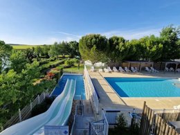 Camping Pas Cher vous présente avec son site Officiel campingpascher.fr, le Camping Les Coteaux Du Lac classé 4 étoiles, situé sur la commune de Chemille Sur Indrois dans le département Indre-et-loire (Centre Val De Loire) en France. Le camping Les Coteaux Du Lac, vous présente un hébergement de type chalet de 24 m² pour 2 personnes. Le camping Les Coteaux Du Lac vous propose du lundi 22 juin au lundi 29 juin 2026 pour 7 nuits à 628€. Cette location propose 37 dates différentes pour réserver votre séjour. Découvrez également les 4 autres gammes d'hébergements du camping. Les Avis clients pour le Camping Les Coteaux Du Lac sont excellents avec une note moyenne de 9 sur 10. Piscine chauffée, Piscine extérieure, Club enfants, Aire de jeux enfants, Canoë-kayak, Cyclisme, Ping-pong, Pédalo, Pétanque, Randonnée, Structure gonflable enfants, Terrain multisports, Voile, Bar, Dépôt de pain,... En savoir plus : cliquez-ICI.