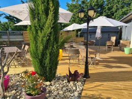 Camping Pas Cher vous présente avec son site Officiel campingpascher.fr, le Camping Les Coteaux Du Lac classé 4 étoiles, situé sur la commune de Chemille Sur Indrois dans le département Indre-et-loire (Centre Val De Loire) en France. Le camping Les Coteaux Du Lac, vous présente un hébergement de type chalet de 24 m² pour 2 personnes. Le camping Les Coteaux Du Lac vous propose du lundi 06 avril au lundi 13 avril 2026 pour 7 nuits à 408€. Cette location propose 93 dates différentes pour réserver votre séjour. Découvrez également les 4 autres gammes d'hébergements du camping. Les Avis clients pour le Camping Les Coteaux Du Lac sont excellents avec une note moyenne de 9 sur 10. Piscine chauffée, Piscine extérieure, Club enfants, Aire de jeux enfants, Canoë-kayak, Cyclisme, Ping-pong, Pédalo, Pétanque, Randonnée, Structure gonflable enfants, Terrain multisports, Voile, Bar, Dépôt de pain,... En savoir plus : cliquez-ICI.