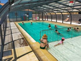 Camping Pas Cher vous présente avec son site Officiel campingpascher.fr, le Camping Du Vieux Château classé 3 étoiles, situé sur la commune de Saint Michel Chef Chef dans le département Loire-atlantique (Pays De La Loire) en France. Le camping Du Vieux Château, vous présente un hébergement de type mobil-home de 27 m² pour 4 personnes et télévision. Le camping Du Vieux Château vous propose du dimanche 27 septembre au dimanche 04 octobre 2026 pour 7 nuits à 368€. Cette location propose 100 dates différentes pour réserver votre séjour. Découvrez également les 8 autres gammes d'hébergements du camping. Les Avis clients pour le Camping Du Vieux Château sont excellents avec une note moyenne de 9 sur 10. Piscine couverte, Animations familiales, Aire de jeux enfants, Baby-foot, Centre équestre, Ping-pong, Pétanque, Brasserie, Créperie, Dépôt de pain, Pizzeria, Snack/Bar, Supermarché, Épicerie,... En savoir plus : cliquez-ICI.