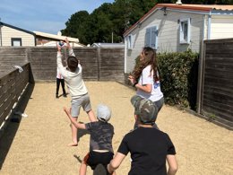 Camping Pas Cher vous présente avec son site Officiel campingpascher.fr, le Camping Du Vieux Château classé 3 étoiles, situé sur la commune de Saint Michel Chef Chef dans le département Loire-atlantique (Pays De La Loire) en France. Le camping Du Vieux Château, vous présente un hébergement de type mobil-home de 20 m² pour 2 personnes et télévision. Le camping Du Vieux Château vous propose du dimanche 27 septembre au dimanche 04 octobre 2026 pour 7 nuits à 298€. Cette location propose 106 dates différentes pour réserver votre séjour. Découvrez également les 8 autres gammes d'hébergements du camping. Les Avis clients pour le Camping Du Vieux Château sont excellents avec une note moyenne de 9 sur 10. Piscine couverte, Animations familiales, Aire de jeux enfants, Baby-foot, Centre équestre, Ping-pong, Pétanque, Brasserie, Créperie, Dépôt de pain, Pizzeria, Snack/Bar, Supermarché, Épicerie,... En savoir plus : cliquez-ICI.