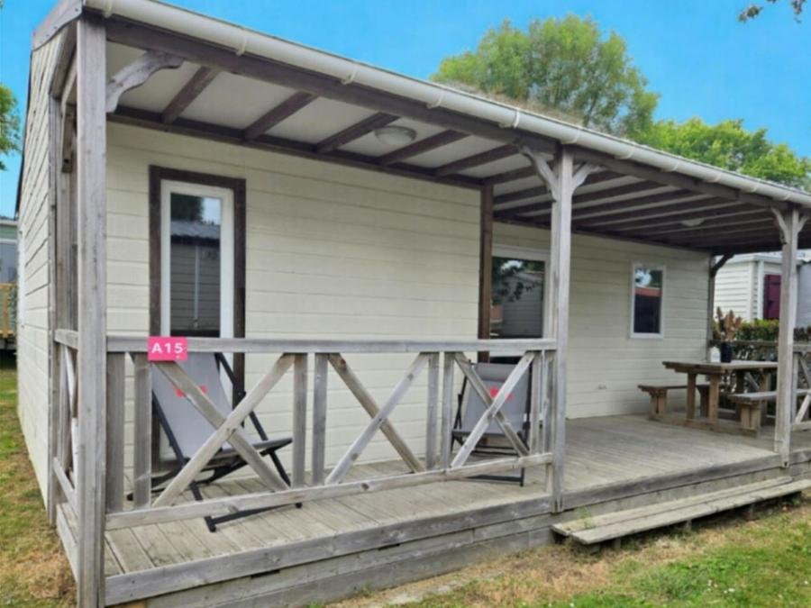 Camping Pas Cher vous présente avec son site Officiel campingpascher.fr, le Camping La Riviera classé 4 étoiles, situé sur la commune de Saint Michel Chef Chef dans le département Loire-atlantique (Pays De La Loire) en France. Le camping La Riviera vous propose un hébergement de type chalet de 30 m² pour 6 personnes (télévision). L'établissement vous propose 38 autres types d'hébergements. Découvrez tous nos séjours à petits prix dans la commune et aux alentours de Saint Michel Chef Chef du département : Loire-atlantique (Pays De La Loire). Les Avis clients pour le Camping La Riviera sont excellents avec une note moyenne de 8 sur 10. Piscine chauffée, Piscine couverte, Animation ados, Animation enfants, Animations familiales, Club enfants, Aire de jeux enfants, Pétanque, Structure gonflable enfants, Terrain multisports, Trampoline, Bar, Plats à emporter, Snack/Bar, Supermarché, Épicerie,... En savoir plus : cliquez-ICI.