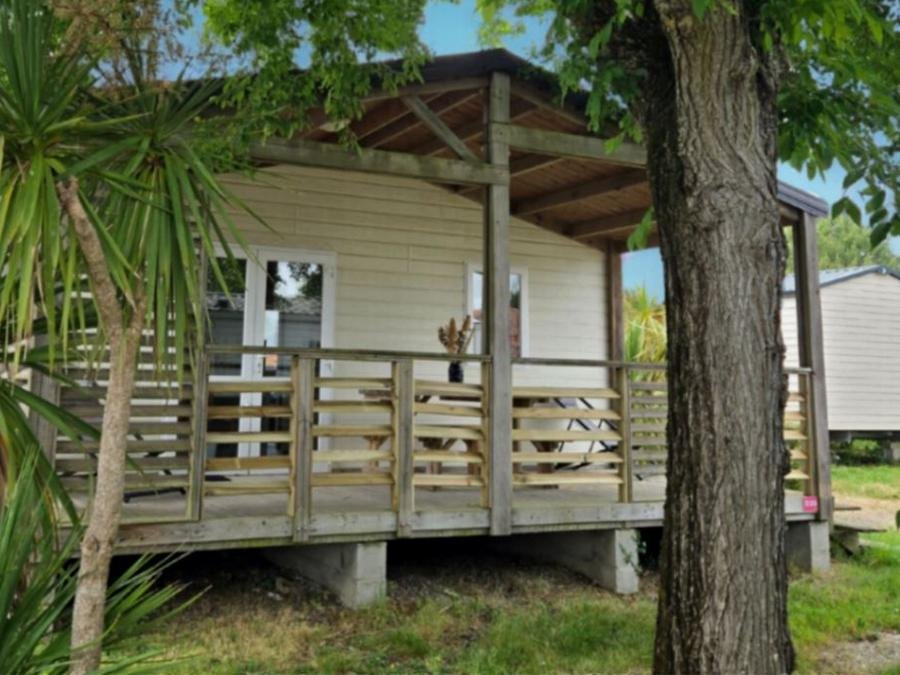 Camping Pas Cher vous présente avec son site Officiel campingpascher.fr, le Camping La Riviera classé 4 étoiles, situé sur la commune de Saint Michel Chef Chef dans le département Loire-atlantique (Pays De La Loire) en France. Le camping La Riviera vous propose un hébergement de type chalet de 24 m² pour 2 personnes (télévision). L'établissement vous propose 40 autres types d'hébergements. Découvrez tous nos séjours à petits prix dans la commune et aux alentours de Saint Michel Chef Chef du département : Loire-atlantique (Pays De La Loire). Les Avis clients pour le Camping La Riviera sont excellents avec une note moyenne de 8 sur 10. Piscine chauffée, Piscine couverte, Animation ados, Animation enfants, Animations familiales, Club enfants, Aire de jeux enfants, Pétanque, Structure gonflable enfants, Terrain multisports, Trampoline, Bar, Plats à emporter, Snack/Bar, Supermarché, Épicerie,... En savoir plus : cliquez-ICI.