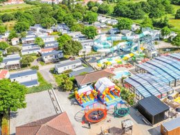 Camping Pas Cher vous présente avec son site Officiel campingpascher.fr, le Établissement La Riviera, situé sur la commune de Saint Michel Chef Chef dans le département Loire-atlantique (Pays De La Loire) en France. L'établissement La Riviera vous propose un hébergement de type chalet de 32 m². L'établissement vous propose 5 autres types d'hébergements. Découvrez tous nos séjours à petits prix dans la commune et aux alentours de Saint Michel Chef Chef du département : Loire-atlantique (Pays De La Loire).... En savoir plus : cliquez-ICI.