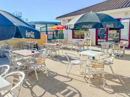 Camping Pas Cher vous présente avec son site Officiel campingpascher.fr, le Camping La Riviera classé 4 étoiles, situé sur la commune de Saint Michel Chef Chef dans le département Loire-atlantique (Pays De La Loire) en France. Le camping La Riviera vous propose un hébergement de type mobil-home de 34 m² pour 6 personnes (télévision). L'établissement vous propose 29 autres types d'hébergements. Découvrez tous nos séjours à petits prix dans la commune et aux alentours de Saint Michel Chef Chef du département : Loire-atlantique (Pays De La Loire). Les Avis clients pour le Camping La Riviera sont excellents avec une note moyenne de 8 sur 10. Piscine chauffée, Piscine couverte, Animation ados, Animation enfants, Animations familiales, Club enfants, Aire de jeux enfants, Pétanque, Structure gonflable enfants, Terrain multisports, Trampoline, Bar, Plats à emporter, Snack/Bar, Supermarché, Épicerie,... En savoir plus : cliquez-ICI.