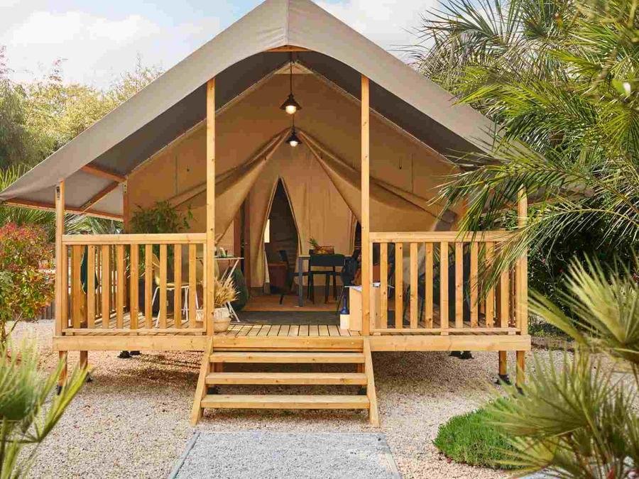Camping Pas Cher vous présente avec son site Officiel campingpascher.fr, le Camping La Vallée Des Vignes classé 4 étoiles, situé sur la commune de Concourson Sur Layon dans le département Maine-et-loire (Pays De La Loire) en France. Le camping La Vallée Des Vignes, vous présente un hébergement de type lodge de 23 m² pour 4 personnes et télévision. Le camping La Vallée Des Vignes vous propose du dimanche 30 août au dimanche 06 septembre 2026 pour 7 nuits à 336€. Cette location propose 7 dates différentes pour réserver votre séjour. Découvrez également les 9 autres gammes d'hébergements du camping. Les Avis clients pour le Camping La Vallée Des Vignes sont excellents avec une note moyenne de 8 sur 10. Piscine chauffée, Piscine extérieure, Animation ados, Animation enfants, Animations familiales, Aire de jeux enfants, Baby-foot, Ping-pong, Piscine, Pétanque, Structure gonflable enfants, Terrain de badminton, Terrain de basketball, Terrain de football, Terrain de volley-ball, Trampoline, Bar, Dépôt de pain, Food truck, Restaurant, Supermarché, Épicerie,... En savoir plus : cliquez-ICI.