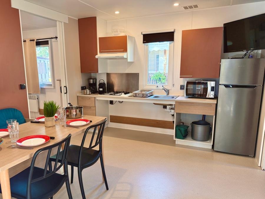 Camping Pas Cher vous présente avec son site Officiel campingpascher.fr, le Camping Paradis - Les Rochelets classé 4 étoiles, situé sur la commune de Saint Brevin Les Pins dans le département Loire-atlantique (Pays De La Loire) en France. Le camping Paradis - Les Rochelets, vous présente un hébergement de type mobil-home de 32 m². Le camping Paradis - Les Rochelets vous propose du sam. 19 septembre au sam. 26 septembre 2026, en promotion à -5% pour 7 nuits à 199 € au lieu de 211,0 € soit une Économie de 12 €. Cette location propose 1 dates différentes pour réserver votre séjour. Découvrez également les 10 autres gammes d'hébergements du camping. Les Avis clients pour le Camping Paradis - Les Rochelets sont excellents avec une note moyenne de 8 sur 10. MerÉtang, Piscine couverte, Piscine extérieure, Animations familiales, Club enfants, Aire de jeux enfants, Canoë-kayak, Centre équestre, Ping-pong, Pétanque, Randonnée, Terrain multisports, Voile, Dépôt de pain, Snack/Bar, Épicerie,... En savoir plus : cliquez-ICI.