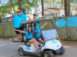 Camping Pas Cher vous présente avec son site Officiel campingpascher.fr, le Camping Paradis - Les Rochelets classé 4 étoiles, situé sur la commune de Saint Brevin Les Pins dans le département Loire-atlantique (Pays De La Loire) en France. Le camping Paradis - Les Rochelets, vous présente un hébergement de type mobil-home de 35 m² et télévision. Le camping Paradis - Les Rochelets vous propose du sam. 04 avril au sam. 11 avril 2026, en promotion à -10% pour 7 nuits à 239 € au lieu de 267,0 € soit une Économie de 28 €. Cette location propose 25 dates différentes pour réserver votre séjour. Découvrez également les 8 autres gammes d'hébergements du camping. Les Avis clients pour le Camping Paradis - Les Rochelets sont excellents avec une note moyenne de 8 sur 10. MerÉtang, Piscine couverte, Piscine extérieure, Animations familiales, Club enfants, Aire de jeux enfants, Canoë-kayak, Centre équestre, Ping-pong, Pétanque, Randonnée, Terrain multisports, Voile, Dépôt de pain, Snack/Bar, Épicerie,... En savoir plus : cliquez-ICI.