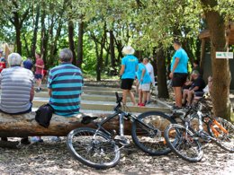 Camping Pas Cher vous présente avec son site Officiel campingpascher.fr, le Camping Paradis - Les Rochelets classé 4 étoiles, situé sur la commune de Saint Brevin Les Pins dans le département Loire-atlantique (Pays De La Loire) en France. Le camping Paradis - Les Rochelets, vous présente un hébergement de type mobil-home de 28 m² et télévision. Le camping Paradis - Les Rochelets vous propose du sam. 18 avril au sam. 25 avril 2026, en promotion à -10% pour 7 nuits à 229 € au lieu de 257,0 € soit une Économie de 28 €. Cette location propose 25 dates différentes pour réserver votre séjour. Découvrez également les 8 autres gammes d'hébergements du camping. Les Avis clients pour le Camping Paradis - Les Rochelets sont excellents avec une note moyenne de 8 sur 10. MerÉtang, Piscine couverte, Piscine extérieure, Animations familiales, Club enfants, Aire de jeux enfants, Canoë-kayak, Centre équestre, Ping-pong, Pétanque, Randonnée, Terrain multisports, Voile, Dépôt de pain, Snack/Bar, Épicerie,... En savoir plus : cliquez-ICI.