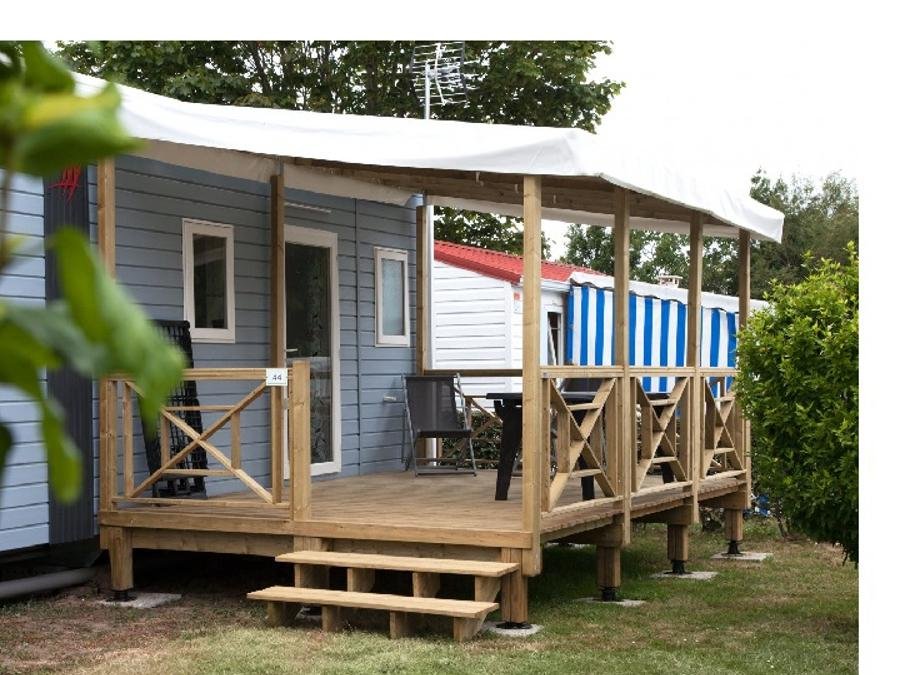 Camping Pas Cher vous présente avec son site Officiel campingpascher.fr, le Camping Du Bugeau classé 3 étoiles, situé sur la commune de Pornichet dans le département Loire-atlantique (Pays De La Loire) en France. Le camping Du Bugeau, vous présente un hébergement de type mobil-home de 27 m² et télévision. Le camping Du Bugeau vous propose du vendredi 25 septembre au vendredi 02 octobre 2026 pour 7 nuits à 437.8€. Cette location propose 16 dates différentes pour réserver votre séjour. Découvrez également les 6 autres gammes d'hébergements du camping. Les Avis clients pour le Camping Du Bugeau sont excellents avec une note moyenne de 8 sur 10. Piscine chauffée, Piscine couverte, Animations familiales, Club enfants, Aire de jeux enfants, Baby-foot, Piscine, Dépôt de pain, Snack/Bar,... En savoir plus : cliquez-ICI.