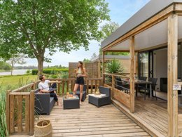 Camping Pas Cher vous présente avec son site Officiel campingpascher.fr, le Camping Romanée - Les Cochards classé 4 étoiles, situé sur la commune de Seigy dans le département Loir-et-cher (Centre Val De Loire) en France. Le camping Romanée - Les Cochards vous propose un hébergement de type tente de 16 m² pour 1 personne. L'établissement vous propose 3 autres types d'hébergements. Découvrez tous nos séjours à petits prix dans la commune et aux alentours de Seigy du département : Loir-et-cher (Centre Val De Loire). Les Avis clients pour le Camping Romanée - Les Cochards sont excellents avec une note moyenne de 8 sur 10. Piscine chauffée, Piscine extérieure, Animations familiales, Aire de jeux enfants, Baby-foot, Canoë-kayak, Cyclisme, Ping-pong, Pétanque, Randonnée, Structure gonflable enfants, Terrain de badminton, Dépôt de pain, Snack/Bar, Épicerie,... En savoir plus : cliquez-ICI.