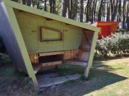 Camping Pas Cher vous présente avec son site Officiel campingpascher.fr, le Camping Ushuaïa Villages L'estuaire classé 3 étoiles, situé sur la commune de Paimboeuf dans le département Loire-atlantique (Pays De La Loire) en France. Le camping Ushuaïa Villages L'estuaire, vous présente un hébergement de type hébergement insolite pour 2 personnes. Le camping Ushuaïa Villages L'estuaire vous propose du sam. 04 avril au sam. 11 avril 2026 pour 7 nuits à 238€. Cette location propose 161 dates différentes pour réserver votre séjour. Découvrez également les 12 autres gammes d'hébergements du camping. Les Avis clients pour le Camping Ushuaïa Villages L'estuaire sont excellents avec une note moyenne de 8 sur 10. Rivière, Piscine chauffée, Piscine extérieure, Animation enfants, Animations familiales, Aire de jeux enfants, Cyclisme, Ping-pong, Pétanque, Ski nautique, Bar, Boulangerie, Dépôt de pain, Restaurant, Snack/Bar, Station-service, Supermarché,... En savoir plus : cliquez-ICI.