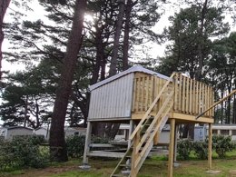 Camping Pas Cher vous présente avec son site Officiel campingpascher.fr, le Camping Ushuaïa Villages L'estuaire classé 3 étoiles, situé sur la commune de Paimboeuf dans le département Loire-atlantique (Pays De La Loire) en France. Le camping Ushuaïa Villages L'estuaire, vous présente un hébergement de type hébergement insolite. Le camping Ushuaïa Villages L'estuaire vous propose du sam. 04 avril au sam. 11 avril 2026 pour 7 nuits à 280€. Cette location propose 161 dates différentes pour réserver votre séjour. Découvrez également les 12 autres gammes d'hébergements du camping. Les Avis clients pour le Camping Ushuaïa Villages L'estuaire sont excellents avec une note moyenne de 8 sur 10. Rivière, Piscine chauffée, Piscine extérieure, Animation enfants, Animations familiales, Aire de jeux enfants, Cyclisme, Ping-pong, Pétanque, Ski nautique, Bar, Boulangerie, Dépôt de pain, Restaurant, Snack/Bar, Station-service, Supermarché,... En savoir plus : cliquez-ICI.