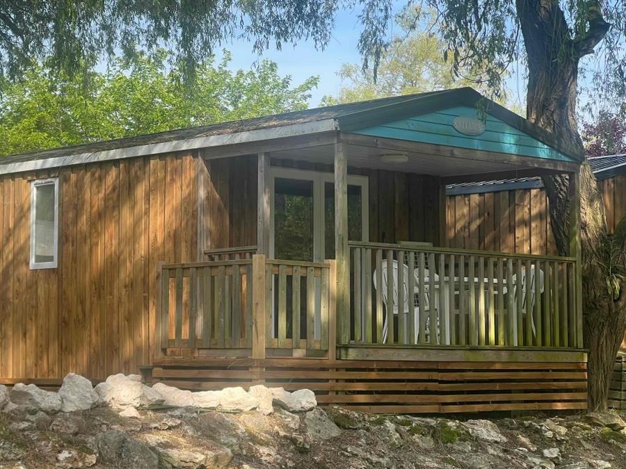 Camping Pas Cher vous présente avec son site Officiel campingpascher.fr, le Camping Vallée De L'Indre classé 3 étoiles, situé sur la commune de Montbazon dans le département Indre-et-loire (Centre Val De Loire) en France. Le camping Vallée De L'Indre, vous présente un hébergement de type mobil-home de 21 m² pour 4 personnes avec climatisation et télévision. Le camping Vallée De L'Indre vous propose du sam. 29 août au sam. 05 septembre 2026 pour 7 nuits à 300€. Cette location propose 9 dates différentes pour réserver votre séjour. Découvrez également les 14 autres gammes d'hébergements du camping. Les Avis clients pour le Camping Vallée De L'Indre sont excellents avec une note moyenne de 8 sur 10. Rivière, Piscine chauffée, Piscine extérieure, Animations familiales, Aire de jeux enfants, Canoë-kayak, Court de tennis, Cyclisme, Parcours sportif, Ping-pong, Pétanque, Randonnée, Skatepark, Structure gonflable enfants, Terrain de badminton, Terrain de football, Terrain de volley-ball, Terrain multisports, Trampoline, Boulangerie, Bureau de tabac, Dépôt de pain, Pizzeria, Restaurant, Station-service, Supermarché, Épicerie,... En savoir plus : cliquez-ICI.