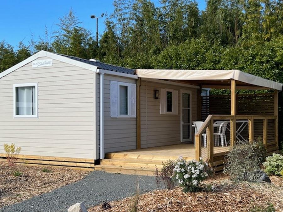 Camping Pas Cher vous présente avec son site Officiel campingpascher.fr, le Camping Vallée De L'Indre classé 3 étoiles, situé sur la commune de Montbazon dans le département Indre-et-loire (Centre Val De Loire) en France. Le camping Vallée De L'Indre, vous présente un hébergement de type mobil-home de 28 m² pour 4 personnes avec climatisation et télévision. Le camping Vallée De L'Indre vous propose du mardi 09 juin au mardi 16 juin 2026, en promotion à -20% pour 7 nuits à 272 € au lieu de 340,0 € soit une Économie de 68 €. Cette location propose 9 dates différentes pour réserver votre séjour. Découvrez également les 14 autres gammes d'hébergements du camping. Les Avis clients pour le Camping Vallée De L'Indre sont excellents avec une note moyenne de 8 sur 10. Rivière, Piscine chauffée, Piscine extérieure, Animations familiales, Aire de jeux enfants, Canoë-kayak, Court de tennis, Cyclisme, Parcours sportif, Ping-pong, Pétanque, Randonnée, Skatepark, Structure gonflable enfants, Terrain de badminton, Terrain de football, Terrain de volley-ball, Terrain multisports, Trampoline, Boulangerie, Bureau de tabac, Dépôt de pain, Pizzeria, Restaurant, Station-service, Supermarché, Épicerie,... En savoir plus : cliquez-ICI.