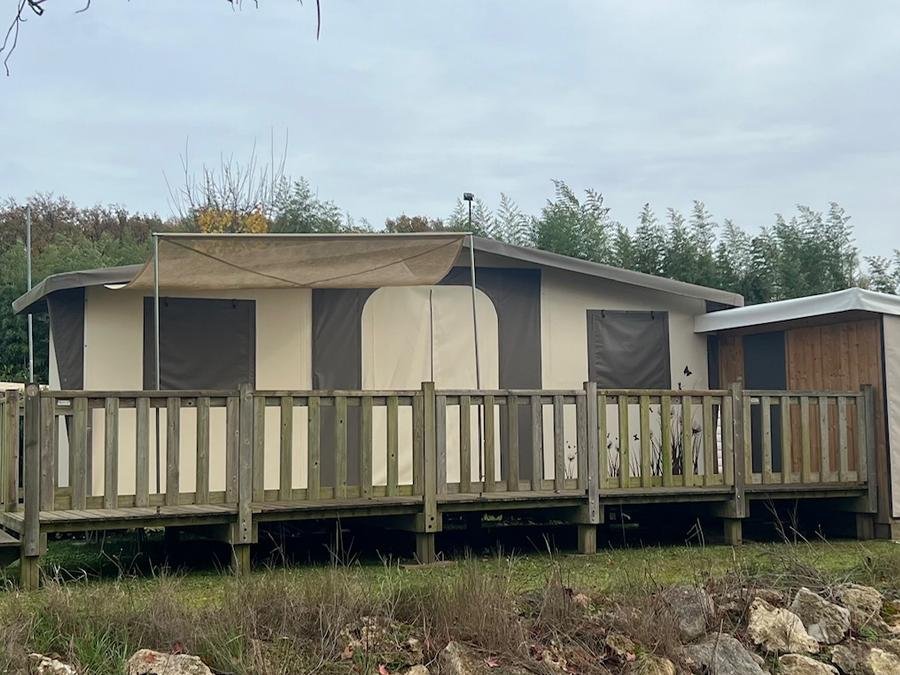Camping Pas Cher vous présente avec son site Officiel campingpascher.fr, le Camping Vallée De L'Indre classé 3 étoiles, situé sur la commune de Montbazon dans le département Indre-et-loire (Centre Val De Loire) en France. Le camping Vallée De L'Indre vous propose un hébergement de type tente de 19 m² pour 5 personnes. Cet hébergement propose plus de 10 dates différentes pour réserver ! Pour dévouvrir la période la moins chère, consultez la rubrique 'Tarifs' et sélectionnez votre mois de départ. L'établissement vous propose 14 autres types d'hébergements. Découvrez tous nos séjours à petits prix dans la commune et aux alentours de Montbazon du département : Indre-et-loire (Centre Val De Loire). Les Avis clients pour le Camping Vallée De L'Indre sont excellents avec une note moyenne de 8 sur 10. Rivière, Piscine chauffée, Piscine extérieure, Animations familiales, Aire de jeux enfants, Canoë-kayak, Court de tennis, Cyclisme, Parcours sportif, Ping-pong, Pétanque, Randonnée, Skatepark, Structure gonflable enfants, Terrain de badminton, Terrain de football, Terrain de volley-ball, Terrain multisports, Trampoline, Boulangerie, Bureau de tabac, Dépôt de pain, Pizzeria, Restaurant, Station-service, Supermarché, Épicerie,... En savoir plus : cliquez-ICI.
