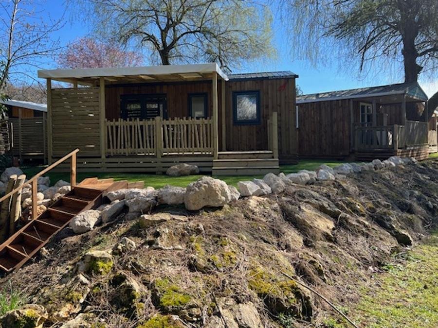 Camping Pas Cher vous présente avec son site Officiel campingpascher.fr, le Camping Vallée De L'Indre classé 3 étoiles, situé sur la commune de Montbazon dans le département Indre-et-loire (Centre Val De Loire) en France. Le camping Vallée De L'Indre, vous présente un hébergement de type mobil-home de 25 m² pour 4 personnes avec climatisation et télévision. Le camping Vallée De L'Indre vous propose du vendredi 12 juin au vendredi 19 juin 2026, en promotion à -20% pour 7 nuits à 304 € au lieu de 380,0 € soit une Économie de 76 €. Cette location propose 32 dates différentes pour réserver votre séjour. Découvrez également les 14 autres gammes d'hébergements du camping. Les Avis clients pour le Camping Vallée De L'Indre sont excellents avec une note moyenne de 8 sur 10. Rivière, Piscine chauffée, Piscine extérieure, Animations familiales, Aire de jeux enfants, Canoë-kayak, Court de tennis, Cyclisme, Parcours sportif, Ping-pong, Pétanque, Randonnée, Skatepark, Structure gonflable enfants, Terrain de badminton, Terrain de football, Terrain de volley-ball, Terrain multisports, Trampoline, Boulangerie, Bureau de tabac, Dépôt de pain, Pizzeria, Restaurant, Station-service, Supermarché, Épicerie,... En savoir plus : cliquez-ICI.