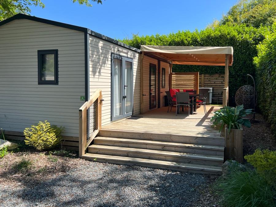 Camping Pas Cher vous présente avec son site Officiel campingpascher.fr, le Camping Vallée De L'Indre classé 3 étoiles, situé sur la commune de Montbazon dans le département Indre-et-loire (Centre Val De Loire) en France. Le camping Vallée De L'Indre vous propose un hébergement de type mobil-home de 30 m² pour 4 personnes avec climatisation (télévision). Cet hébergement propose plus de 15 dates différentes pour réserver ! Pour dévouvrir la période la moins chère, consultez la rubrique 'Tarifs' et sélectionnez votre mois de départ. L'établissement vous propose 14 autres types d'hébergements. Découvrez tous nos séjours à petits prix dans la commune et aux alentours de Montbazon du département : Indre-et-loire (Centre Val De Loire). Les Avis clients pour le Camping Vallée De L'Indre sont excellents avec une note moyenne de 8 sur 10. Rivière, Piscine chauffée, Piscine extérieure, Animations familiales, Aire de jeux enfants, Canoë-kayak, Court de tennis, Cyclisme, Parcours sportif, Ping-pong, Pétanque, Randonnée, Skatepark, Structure gonflable enfants, Terrain de badminton, Terrain de football, Terrain de volley-ball, Terrain multisports, Trampoline, Boulangerie, Bureau de tabac, Dépôt de pain, Pizzeria, Restaurant, Station-service, Supermarché, Épicerie,... En savoir plus : cliquez-ICI.