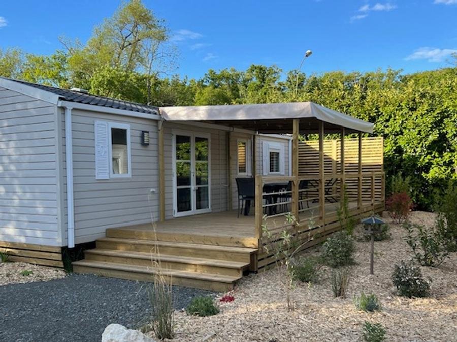 Camping Pas Cher vous présente avec son site Officiel campingpascher.fr, le Camping Vallée De L'Indre classé 3 étoiles, situé sur la commune de Montbazon dans le département Indre-et-loire (Centre Val De Loire) en France. Le camping Vallée De L'Indre, vous présente un hébergement de type mobil-home de 40 m² pour 6 personnes avec climatisation et télévision. Le camping Vallée De L'Indre vous propose du lundi 15 juin au lundi 22 juin 2026, en promotion à -20% pour 7 nuits à 336 € au lieu de 420,0 € soit une Économie de 84 €. Cette location propose 15 dates différentes pour réserver votre séjour. Découvrez également les 14 autres gammes d'hébergements du camping. Les Avis clients pour le Camping Vallée De L'Indre sont excellents avec une note moyenne de 8 sur 10. Rivière, Piscine chauffée, Piscine extérieure, Animations familiales, Aire de jeux enfants, Canoë-kayak, Court de tennis, Cyclisme, Parcours sportif, Ping-pong, Pétanque, Randonnée, Skatepark, Structure gonflable enfants, Terrain de badminton, Terrain de football, Terrain de volley-ball, Terrain multisports, Trampoline, Boulangerie, Bureau de tabac, Dépôt de pain, Pizzeria, Restaurant, Station-service, Supermarché, Épicerie,... En savoir plus : cliquez-ICI.