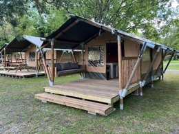 Camping Pas Cher vous présente avec son site Officiel campingpascher.fr, le Camping Vallée De L'Indre classé 3 étoiles, situé sur la commune de Montbazon dans le département Indre-et-loire (Centre Val De Loire) en France. Le camping Vallée De L'Indre, vous présente un hébergement de type tente de 15 m² pour 2 personnes. Le camping Vallée De L'Indre vous propose du jeudi 30 avril au jeudi 07 mai 2026 pour 7 nuits à 170€. Cette location propose 37 dates différentes pour réserver votre séjour. Découvrez également les 14 autres gammes d'hébergements du camping. Les Avis clients pour le Camping Vallée De L'Indre sont excellents avec une note moyenne de 8 sur 10. Rivière, Piscine chauffée, Piscine extérieure, Animations familiales, Aire de jeux enfants, Canoë-kayak, Court de tennis, Cyclisme, Parcours sportif, Ping-pong, Pétanque, Randonnée, Skatepark, Structure gonflable enfants, Terrain de badminton, Terrain de football, Terrain de volley-ball, Terrain multisports, Trampoline, Boulangerie, Bureau de tabac, Dépôt de pain, Pizzeria, Restaurant, Station-service, Supermarché, Épicerie,... En savoir plus : cliquez-ICI.