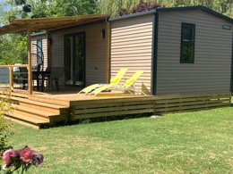 Camping Pas Cher vous présente avec son site Officiel campingpascher.fr, le Camping Vallée De L'Indre classé 3 étoiles, situé sur la commune de Montbazon dans le département Indre-et-loire (Centre Val De Loire) en France. Le camping Vallée De L'Indre, vous présente un hébergement de type mobil-home de 33 m² pour 7 personnes avec climatisation et télévision. Le camping Vallée De L'Indre vous propose du sam. 18 avril au sam. 25 avril 2026 pour 7 nuits à 360€. Cette location propose 105 dates différentes pour réserver votre séjour. Découvrez également les 14 autres gammes d'hébergements du camping. Les Avis clients pour le Camping Vallée De L'Indre sont excellents avec une note moyenne de 8 sur 10. Rivière, Piscine chauffée, Piscine extérieure, Animations familiales, Aire de jeux enfants, Canoë-kayak, Court de tennis, Cyclisme, Parcours sportif, Ping-pong, Pétanque, Randonnée, Skatepark, Structure gonflable enfants, Terrain de badminton, Terrain de football, Terrain de volley-ball, Terrain multisports, Trampoline, Boulangerie, Bureau de tabac, Dépôt de pain, Pizzeria, Restaurant, Station-service, Supermarché, Épicerie,... En savoir plus : cliquez-ICI.