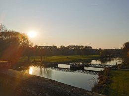 Camping Pas Cher vous présente avec son site Officiel campingpascher.fr, le Camping Vallée De L'Indre classé 3 étoiles, situé sur la commune de Montbazon dans le département Indre-et-loire (Centre Val De Loire) en France. Le camping Vallée De L'Indre, vous présente un hébergement de type tente de 15 m² pour 2 personnes. Le camping Vallée De L'Indre vous propose du jeudi 30 avril au jeudi 07 mai 2026 pour 7 nuits à 170€. Cette location propose 37 dates différentes pour réserver votre séjour. Découvrez également les 14 autres gammes d'hébergements du camping. Les Avis clients pour le Camping Vallée De L'Indre sont excellents avec une note moyenne de 8 sur 10. Rivière, Piscine chauffée, Piscine extérieure, Animations familiales, Aire de jeux enfants, Canoë-kayak, Court de tennis, Cyclisme, Parcours sportif, Ping-pong, Pétanque, Randonnée, Skatepark, Structure gonflable enfants, Terrain de badminton, Terrain de football, Terrain de volley-ball, Terrain multisports, Trampoline, Boulangerie, Bureau de tabac, Dépôt de pain, Pizzeria, Restaurant, Station-service, Supermarché, Épicerie,... En savoir plus : cliquez-ICI.