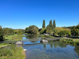 Camping Pas Cher vous présente avec son site Officiel campingpascher.fr, le Camping Vallée De L'Indre classé 3 étoiles, situé sur la commune de Montbazon dans le département Indre-et-loire (Centre Val De Loire) en France. Le camping Vallée De L'Indre, vous présente un hébergement de type mobil-home de 28 m² pour 4 personnes avec climatisation et télévision. Le camping Vallée De L'Indre vous propose du sam. 02 mai au sam. 09 mai 2026 pour 7 nuits à 220€. Cette location propose 100 dates différentes pour réserver votre séjour. Découvrez également les 14 autres gammes d'hébergements du camping. Les Avis clients pour le Camping Vallée De L'Indre sont excellents avec une note moyenne de 8 sur 10. Rivière, Piscine chauffée, Piscine extérieure, Animations familiales, Aire de jeux enfants, Canoë-kayak, Court de tennis, Cyclisme, Parcours sportif, Ping-pong, Pétanque, Randonnée, Skatepark, Structure gonflable enfants, Terrain de badminton, Terrain de football, Terrain de volley-ball, Terrain multisports, Trampoline, Boulangerie, Bureau de tabac, Dépôt de pain, Pizzeria, Restaurant, Station-service, Supermarché, Épicerie,... En savoir plus : cliquez-ICI.