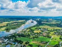 Camping Pas Cher vous présente avec son site Officiel campingpascher.fr, le Camping Flower Loire Et Châteaux classé 4 étoiles, situé sur la commune de Brehemont dans le département Indre-et-loire (Centre Val De Loire) en France. Le camping Flower Loire Et Châteaux, vous présente un hébergement de type mobil-home de 41 m² pour 3 personnes avec climatisation et télévision. Le camping Flower Loire Et Châteaux vous propose du sam. 29 août au sam. 05 septembre 2026 pour 7 nuits à 665€. Cette location propose 1 dates différentes pour réserver votre séjour. Découvrez également les 11 autres gammes d'hébergements du camping. Les Avis clients pour le Camping Flower Loire Et Châteaux sont excellents avec une note moyenne de 8 sur 10. Piscine chauffée, Piscine couverte, Animations familiales, Aire de jeux enfants, Ping-pong, Pétanque, Structure gonflable enfants, Bar, Dépôt de pain, Plats à emporter, Restaurant, Snack/Bar,... En savoir plus : cliquez-ICI.