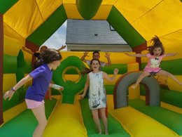 Camping Pas Cher vous présente avec son site Officiel campingpascher.fr, le Camping Flower Loire Et Châteaux classé 4 étoiles, situé sur la commune de Brehemont dans le département Indre-et-loire (Centre-val De Loire) en France. Le camping Flower Loire Et Châteaux vous propose un hébergement de type mobil-home de 41 m² pour 3 personnes avec climatisation (télévision). L'établissement vous propose 11 autres types d'hébergements. Découvrez tous nos séjours à petits prix dans la commune et aux alentours de Brehemont du département : Indre-et-loire (Centre-val De Loire). Les Avis clients pour le Camping Flower Loire Et Châteaux sont excellents avec une note moyenne de 8 sur 10. Piscine chauffée, Piscine couverte, Animations familiales, Aire de jeux enfants, Ping-pong, Pétanque, Structure gonflable enfants, Bar, Dépôt de pain, Plats à emporter, Restaurant, Snack/Bar,... En savoir plus : cliquez-ICI.