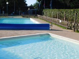 Camping Pas Cher vous présente avec son site Officiel campingpascher.fr, le Camping Le Gué classé 3 étoiles, situé sur la commune de Chemery dans le département Loir-et-cher (Centre Val De Loire) en France. Le camping Le Gué, vous présente un hébergement de type mobil-home de 24 m². Le camping Le Gué vous propose du dimanche 13 septembre au dimanche 20 septembre 2026 pour 7 nuits à 328€. Cette location propose 78 dates différentes pour réserver votre séjour. Découvrez également les 7 autres gammes d'hébergements du camping. Les Avis clients pour le Camping Le Gué sont excellents avec une note moyenne de 8 sur 10. Rivière, Piscine extérieure, Ping-pong, Pétanque, Bar, Snack/Bar,... En savoir plus : cliquez-ICI.