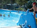 Camping Pas Cher vous présente avec son site Officiel campingpascher.fr, le Camping Villaggio Capo Vieste classé 3 étoiles, situé sur la commune de Vieste dans le département Foggia (Pouilles) en Italie. Le camping Villaggio Capo Vieste, vous présente un hébergement de type maison de campagne de 22 m² pour 3 personnes avec climatisation. Le camping Villaggio Capo Vieste vous propose du lundi 24 août au lundi 31 août 2026, en promotion à -10% pour 7 nuits à 834,30 € au lieu de 927,0 € soit une Économie de 92,70 €. Cette location propose 19 dates différentes pour réserver votre séjour. Découvrez également les 3 autres gammes d'hébergements du camping. Mer, Piscine extérieure, Animations familiales, Club enfants, Canoë-kayak, Court de tennis, Cyclisme, Ping-pong, Piscine, Planche à voile, Randonnée, Terrain de beach-volley, Terrain de football, kiteSurf, Bar, Pizzeria,... En savoir plus : cliquez-ICI.
