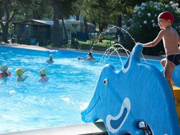 Camping Pas Cher vous présente avec son site Officiel campingpascher.fr, le Camping Villaggio Capo Vieste classé 3 étoiles, situé sur la commune de Vieste dans le département Foggia (Pouilles) en Italie. Le camping Villaggio Capo Vieste, vous présente un hébergement de type maison de campagne de 22 m² pour 3 personnes avec climatisation. Le camping Villaggio Capo Vieste vous propose du lundi 24 août au lundi 31 août 2026, en promotion à -10% pour 7 nuits à 834,30 € au lieu de 927,0 € soit une Économie de 92,70 €. Cette location propose 19 dates différentes pour réserver votre séjour. Découvrez également les 3 autres gammes d'hébergements du camping. Mer, Piscine extérieure, Animations familiales, Club enfants, Canoë-kayak, Court de tennis, Cyclisme, Ping-pong, Piscine, Planche à voile, Randonnée, Terrain de beach-volley, Terrain de football, kiteSurf, Bar, Pizzeria,... En savoir plus : cliquez-ICI.