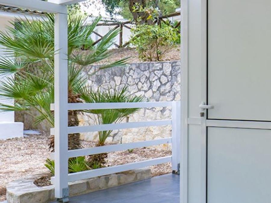 Camping Pas Cher vous présente avec son site Officiel campingpascher.fr, le Camping Villaggio Spiaggia Lunga, situé sur la commune de Vieste dans le département Foggia (Pouilles) en Italie. Le camping Villaggio Spiaggia Lunga, vous présente un hébergement de type bungalow de 35 m² avec climatisation et télévision. Le camping Villaggio Spiaggia Lunga vous propose du dimanche 06 septembre au dimanche 13 septembre 2026, en promotion à -9% pour 7 nuits à 503,60 € au lieu de 554,0 € soit une Économie de 50,40 €. Cette location propose 4 dates différentes pour réserver votre séjour. Découvrez également les 8 autres gammes d'hébergements du camping. Mer, Piscine extérieure, Animations familiales, Club ados, Club enfants, Aire de jeux enfants, Canoë-kayak, Court de tennis, Paddle, Planche à voile, Pédalo, Pétanque, Randonnée, Surf, Terrain de beach-volley, kiteSurf, Bar, Pizzeria, Supermarché,... En savoir plus : cliquez-ICI.